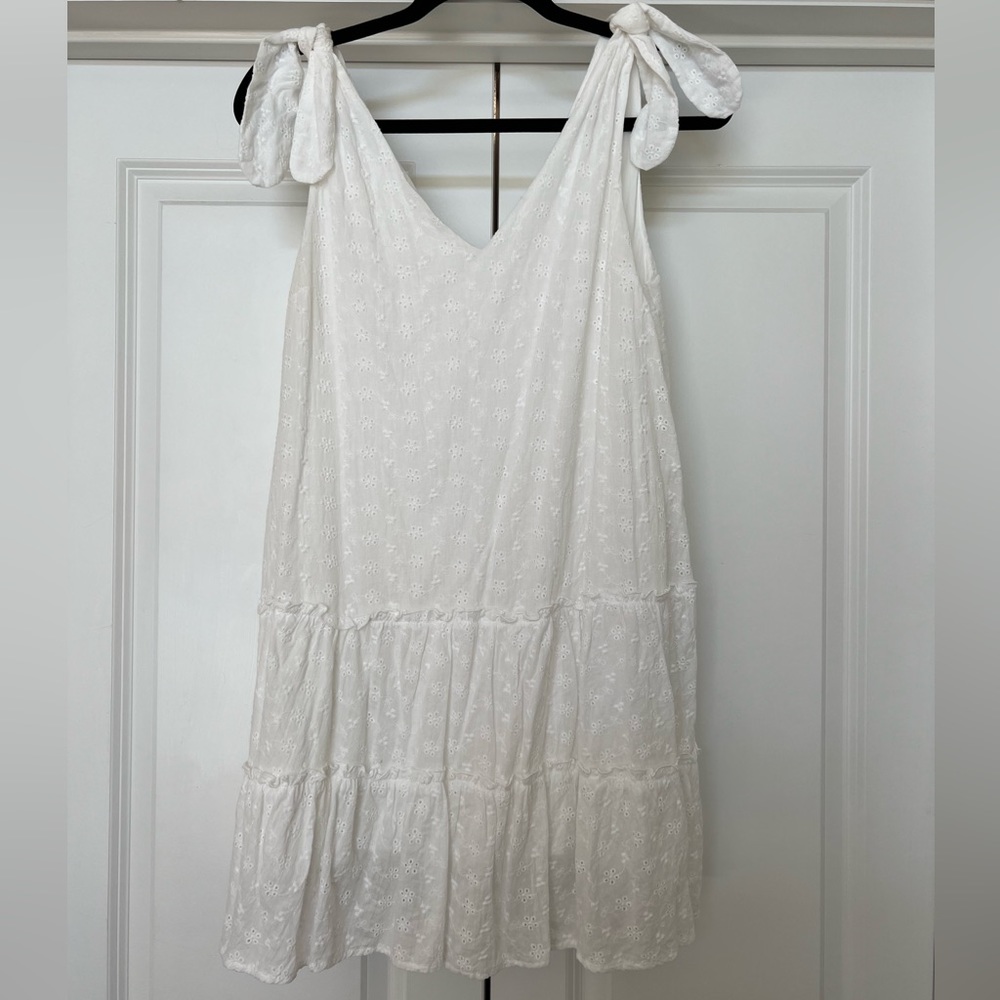 Detailed white dress with bow sleeves!